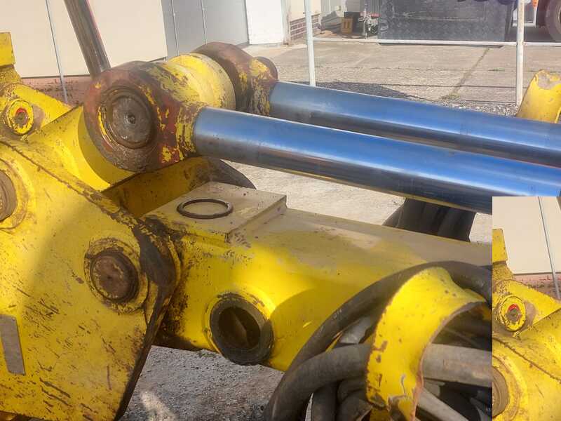 Hydraulické válce lafety před renovací, s korozí na čepech a opotřebením pístnic.