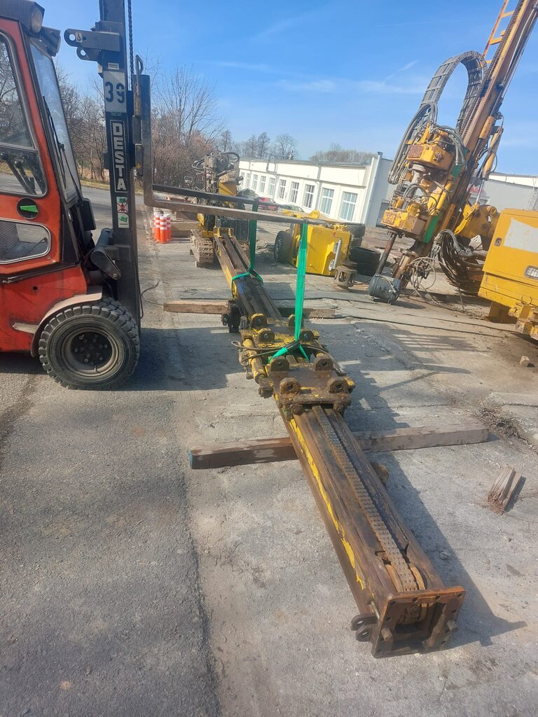 Lafeta vrtné soupravy HVS 6132 při demontáži, určená k opravě po zjištění rozsáhlého mechanického poškození.