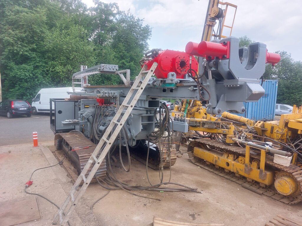 Vrtná souprava HVS 6132 po repasi, v pozadí Hütte s obdobnou duplex technologií čekající na opravu.

