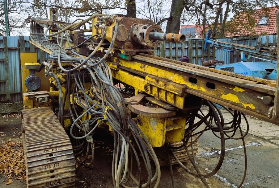 Vrtná souprava HVS 6132 v původním stavu před zahájením opravy, silně opotřebená hydraulika a kabeláž.