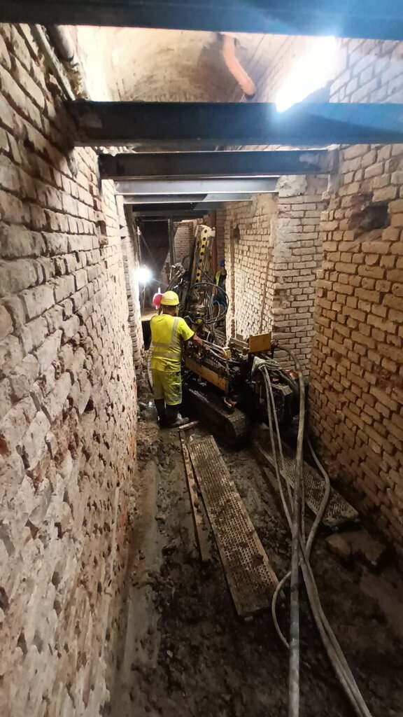 S postupem prací se přesun vrtného soustrojí stával obtížnějším.