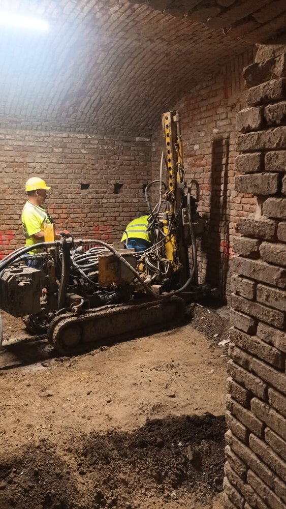 Vrtná souprava KLEMM KR 500 je asi nejpodařenější stroj pro tyto práce. Lepší jsem za svou praxi neviděl. Podchycení základů.
